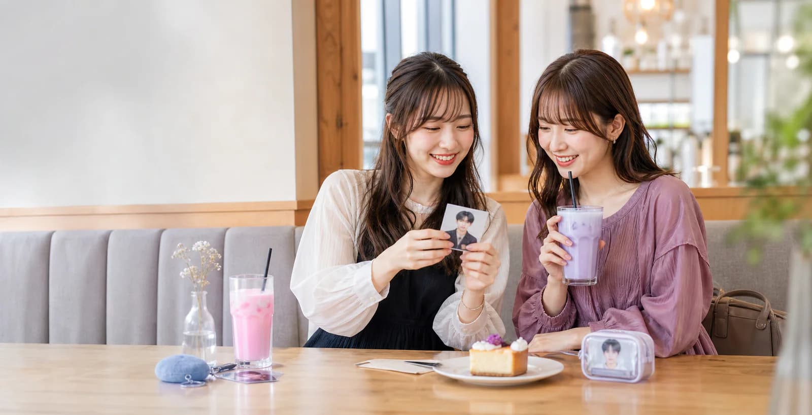 明るいカフェで推し活を楽しむ2人の女性